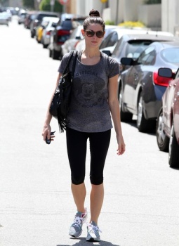 Ashley Greene - Imagenes/Videos de Paparazzi / Estudio/ Eventos etc. - Página 22 AanY6Khx