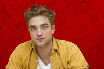 2 Enero- Nuevas/Antiguas Portraits de Robert Pattinson en la Conferencia de prensa de Eclipse en LA (2010)  AanZTsFa