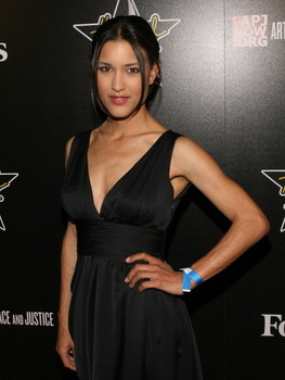 Fotos Sin Marcas: Julia Jones Asiste A 5th Annual Hollywood Domino Gala AaoFV2m7