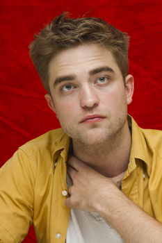 2 Enero- Nuevas/Antiguas Portraits de Robert Pattinson en la Conferencia de prensa de Eclipse en LA (2010)  AaoXxckB