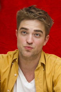 2 Enero- Nuevas/Antiguas Portraits de Robert Pattinson en la Conferencia de prensa de Eclipse en LA (2010)  AaoaFdCw