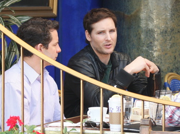 Peter Facinelli desayunando ayer con un amigo en “The Little Door” AaojlEA4