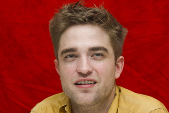 2 Enero- Nuevas/Antiguas Portraits de Robert Pattinson en la Conferencia de prensa de Eclipse en LA (2010)  AaoljKQh