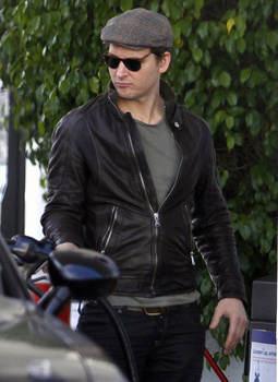 Nuevas fotos de Peter Facinelli en una estacion de gasolina en Studio City- 10 Marzo AaovoZgm