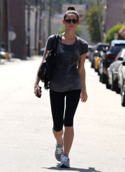 Ashley Greene - Imagenes/Videos de Paparazzi / Estudio/ Eventos etc. - Página 22 AapCPFrl