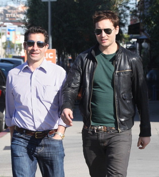 Peter Facinelli desayunando ayer con un amigo en “The Little Door” AapO0cdq