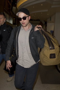 16 Febrero- Fotos de Robert Pattinson en el aeropuerto de LA - 15 de Febrero AapXCQYv