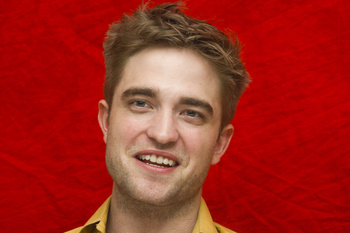 2 Enero- Nuevas/Antiguas Portraits de Robert Pattinson en la Conferencia de prensa de Eclipse en LA (2010)  AapjNRsz