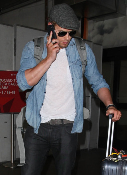 Kellan Lutz - Imagenes/Videos de Paparazzi / Estudio/ Eventos etc. - Página 22 Aapn9zjv