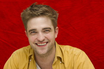 2 Enero- Nuevas/Antiguas Portraits de Robert Pattinson en la Conferencia de prensa de Eclipse en LA (2010)  AaptFHnq