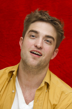 2 Enero- Nuevas/Antiguas Portraits de Robert Pattinson en la Conferencia de prensa de Eclipse en LA (2010)  Aaq59aJI