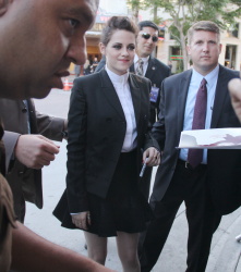 Kristen Stewart - Imagenes/Videos de Paparazzi / Estudio/ Eventos etc. - Página 24 Aaq7hiFd