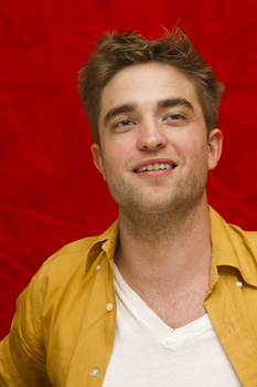 2 Enero- Nuevas/Antiguas Portraits de Robert Pattinson en la Conferencia de prensa de Eclipse en LA (2010)  Aaqmnkek