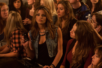 Ashley Greene: 3 nuevos stills de LOL AarRfU7y