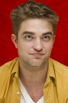 2 Enero- Nuevas/Antiguas Portraits de Robert Pattinson en la Conferencia de prensa de Eclipse en LA (2010)  AaraHvBo