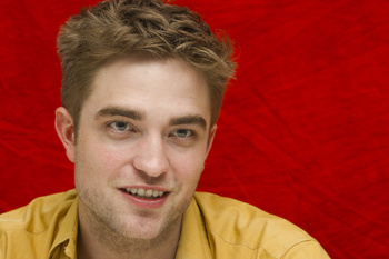 2 Enero- Nuevas/Antiguas Portraits de Robert Pattinson en la Conferencia de prensa de Eclipse en LA (2010)  AasVvcTo