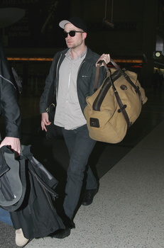 16 Febrero- Fotos de Robert Pattinson en el aeropuerto de LA - 15 de Febrero Aasy1avs