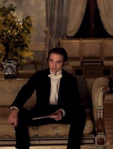 Robert Pattinson es sexy, pero hay mala calidad en nuevos stills ‘Bel Ami’ AatE3lce