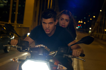 Taylor Lautner: Algunos stills y posters de Abduction ahora en UHQ AaujR59g