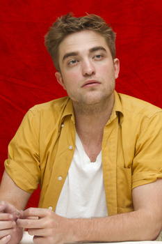 2 Enero- Nuevas/Antiguas Portraits de Robert Pattinson en la Conferencia de prensa de Eclipse en LA (2010)  AaurMBSA