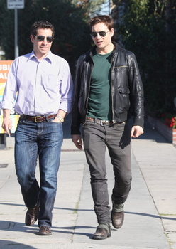 Peter Facinelli desayunando ayer con un amigo en “The Little Door” Aav9tYwY