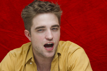 2 Enero- Nuevas/Antiguas Portraits de Robert Pattinson en la Conferencia de prensa de Eclipse en LA (2010)  AavIb4e8
