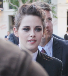 Kristen Stewart - Imagenes/Videos de Paparazzi / Estudio/ Eventos etc. - Página 24 AavkIRQS