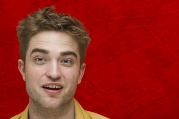 2 Enero- Nuevas/Antiguas Portraits de Robert Pattinson en la Conferencia de prensa de Eclipse en LA (2010)  AavspfOT