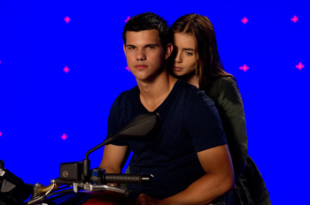 Taylor Lautner: 2 nuevas fotos BTS de Abduction! Aaw7gCEY