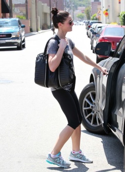 Ashley Greene - Imagenes/Videos de Paparazzi / Estudio/ Eventos etc. - Página 22 AawAOnIH