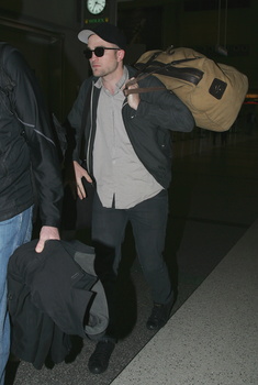 16 Febrero- Fotos de Robert Pattinson en el aeropuerto de LA - 15 de Febrero AawsoILP