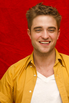 2 Enero- Nuevas/Antiguas Portraits de Robert Pattinson en la Conferencia de prensa de Eclipse en LA (2010)  Aay3RQ6A