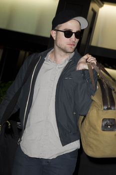 16 Febrero- Fotos de Robert Pattinson en el aeropuerto de LA - 15 de Febrero Aayuwifl