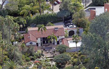 20 Febrero - Robert se compra una casa en Hollywood?? AazFyGTU