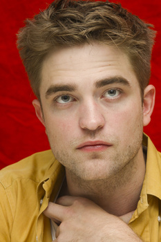 2 Enero- Nuevas/Antiguas Portraits de Robert Pattinson en la Conferencia de prensa de Eclipse en LA (2010)  AazKicxY