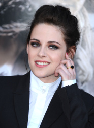 Kristen Stewart - Imagenes/Videos de Paparazzi / Estudio/ Eventos etc. - Página 24 AazkxZDM