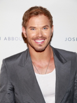 Kellan Lutz en el evento Joseph Abboud Spring 2013 – Mercedes-Benz Fashion Week [05 Sept] AbbLSb7X