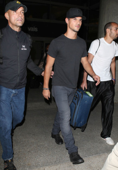 Taylor Lautner - Imagenes/Videos de Paparazzi / Estudio/ Eventos etc. - Página 38 AbcC9iXj