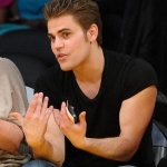 Paul Wesley at the LA Lakers game | 18-12-12 AbcYcr8z