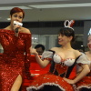 All-singing, all-dancing Santa Baby  Abfa6niY