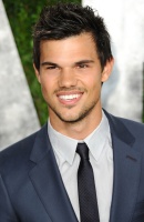 Taylor Lautner - Imagenes/Videos de Paparazzi / Estudio/ Eventos etc. - Página 38 AbhR41X1