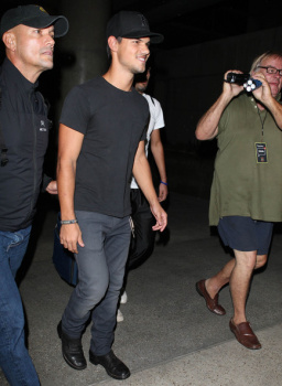 Taylor Lautner - Imagenes/Videos de Paparazzi / Estudio/ Eventos etc. - Página 38 AbjBxemg