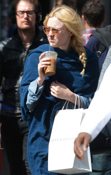 Fotos HQ: Dakota Fanning se compra un cafe en Dean and Deluca en SoHo- 24 Sept AbkDwB8T