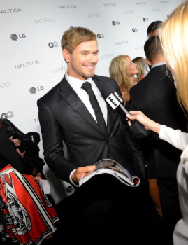 Kellan Lutz - Imagenes/Videos de Paparazzi / Estudio/ Eventos etc. - Página 23 AboybAsY