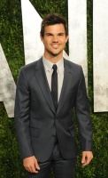 Taylor Lautner - Imagenes/Videos de Paparazzi / Estudio/ Eventos etc. - Página 38 AbpScGtY