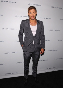 Kellan Lutz en el evento Joseph Abboud Spring 2013 – Mercedes-Benz Fashion Week [05 Sept] Abq1rUdv