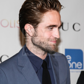 2 Setiembre - Nuevas fotos de Robert Pattinson en premiere de Cosmopolis en NY, el 13 Agosto!!! (Con marcas)  Abqaezwf