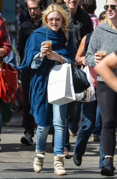 Fotos HQ: Dakota Fanning se compra un cafe en Dean and Deluca en SoHo- 24 Sept AbtDXbsf