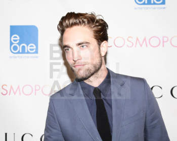 2 Setiembre - Nuevas fotos de Robert Pattinson en premiere de Cosmopolis en NY, el 13 Agosto!!! (Con marcas)  AcbvWOEV