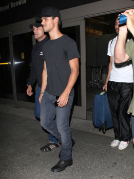 Taylor Lautner - Imagenes/Videos de Paparazzi / Estudio/ Eventos etc. - Página 38 AchNKDqv